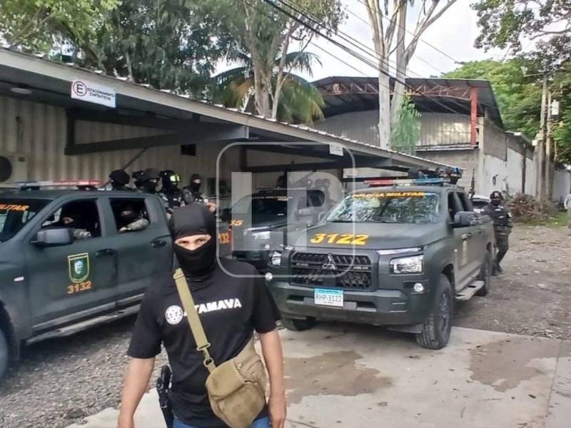 Carros de la Policía Militar durante el operativo de este martes en San Pedro Sula.