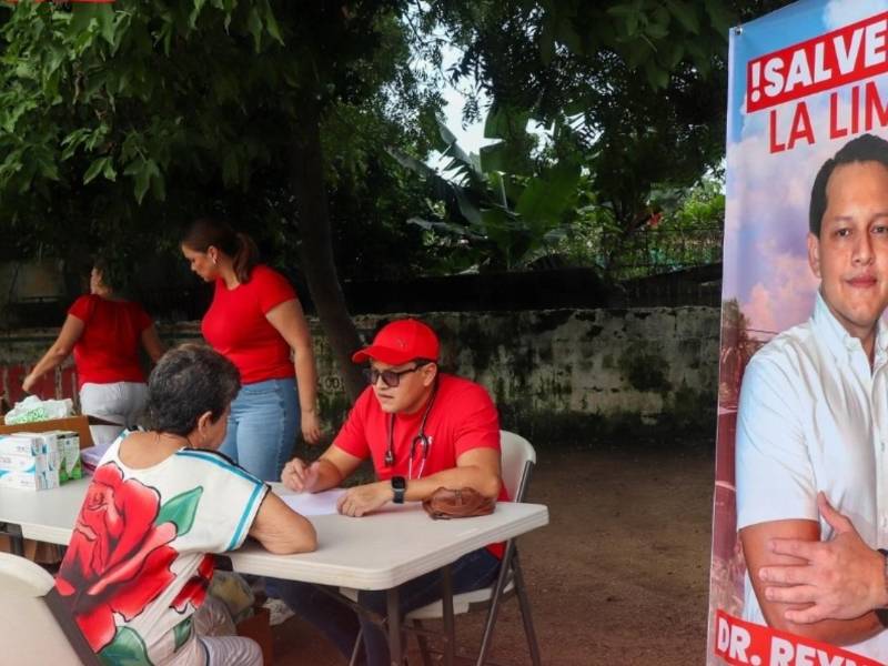 Precandidato doctor Reynaldo Maldonado dando consulta a los limeños durante una brigada médica.