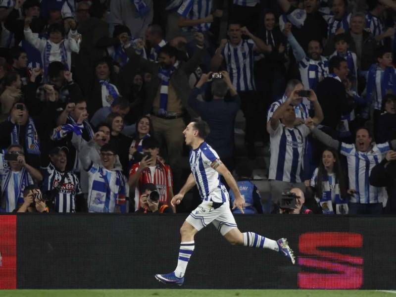 Mikel Oyarzabal celebrando el gol ante la locura de los aficionados de la Real Sociedad.