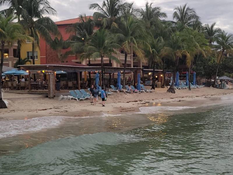 West Bay libre en 90% de sargazo tras acciones de emergencia.