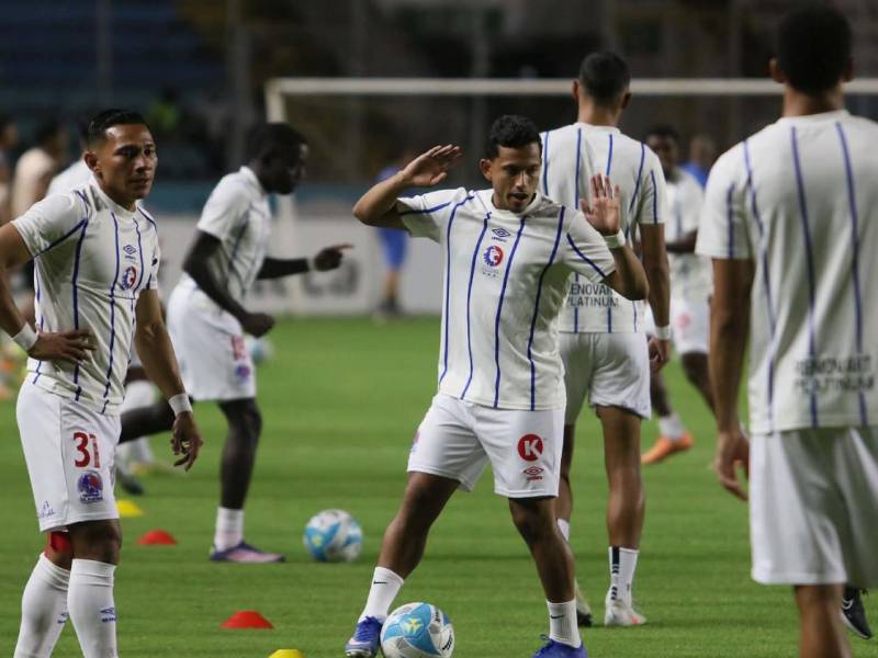 Jugadores del Olimpia realizando los ejercicios de estiramiento.
