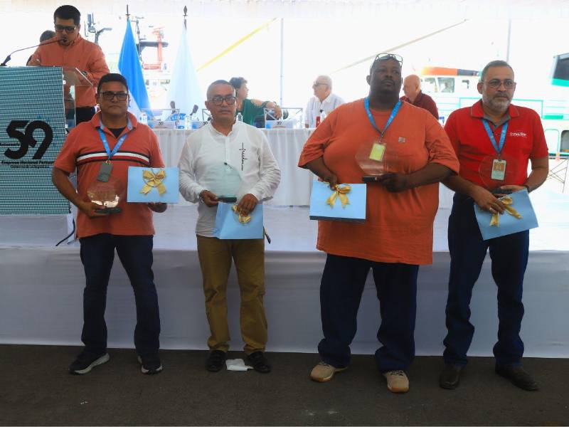 Durante la celebración también se rindió homenaje a colaboradores que cumplieron 25 años de servicio en la institución.