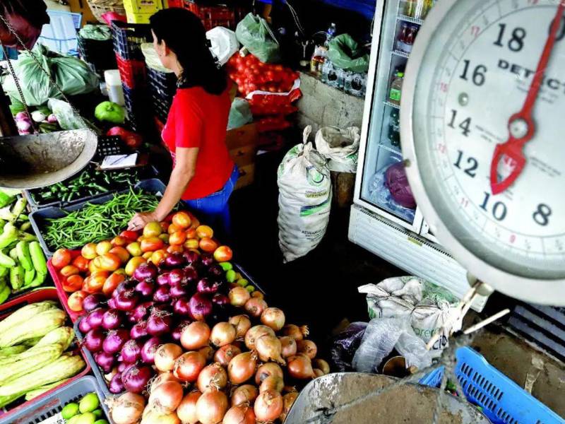 La lechuga se mantiene entre 16 y 18 lempiras, mientras que el repollo se vende a 10 lempiras la unidad.