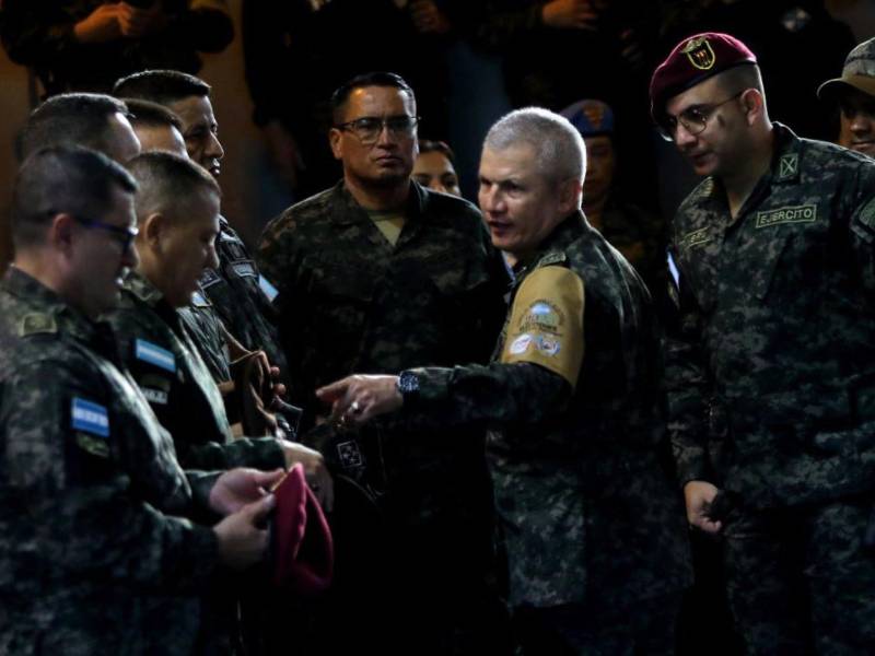 Roosevelt Hernández, jefe de las Fuerzas Armadas de Honduras, deberá de responder por las denuncias en su contra.