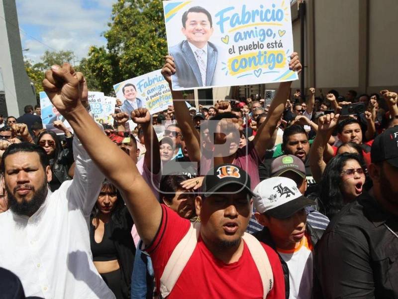 Simpatizantes del Partido Libertad y Refundación (Libre) se ubicaron a las afueras de la Corte Suprema de Justicia para apoyar a los diputados de ese partido.