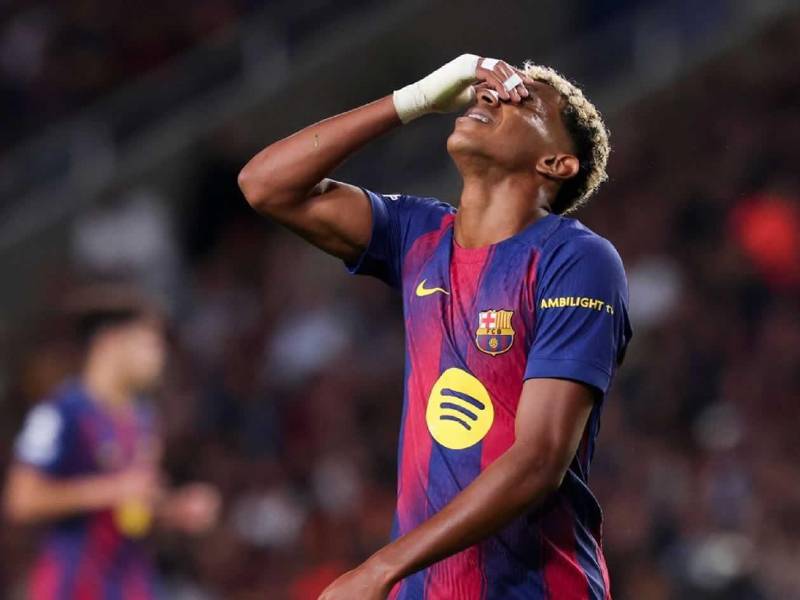 Lamine Yamal se lamenta por una ocasión fallada contra el PSG.