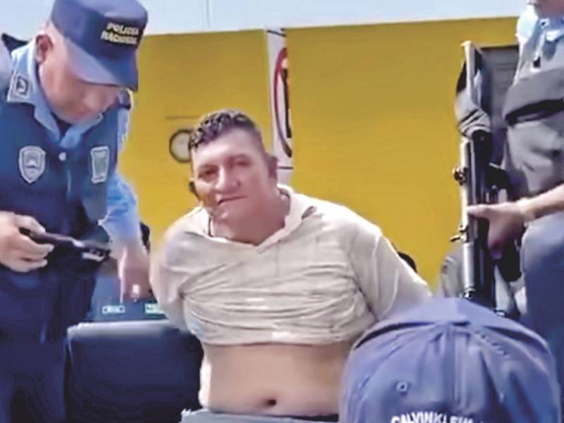 José Adán López fue capturado minutos después de dispararle a su pareja Ángela Amador, cuyo cuerpo quedó tendido en plena calle.