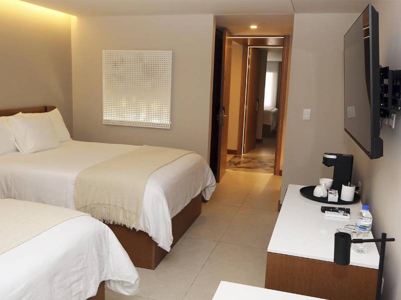 Las habitaciones combinan diseño moderno, confort y funcionalidad para brindar una experiencia de descanso superior, manteniendo la calidez y hospitalidad que distinguen al hotel desde hace 50 años.