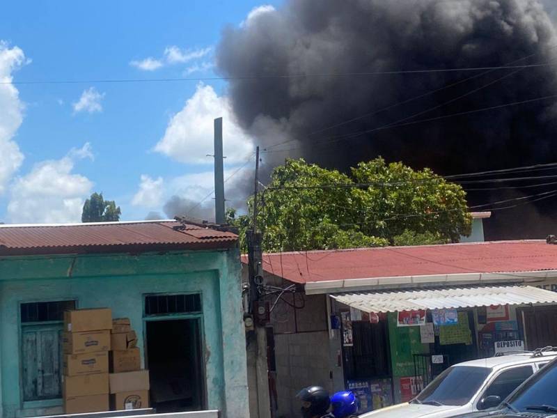 El fuego se propagó por varias propiedades en la 10 calle y cuarta avenida del barrio Medina.