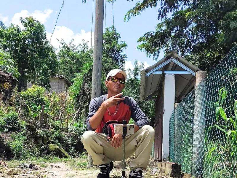 El asesinato de <b>Óscar Armando Barahona</b>, conocido en redes sociales como Yon Berry, ocurrió mientras se encontraba en su vivienda en Santa Rita, Santa Bárbara. Su esposa, quien presenció los momentos previos al ataque, recordó entre lágrimas las señales que le hicieron sospechar que algo extraño ocurría afuera de la casa.