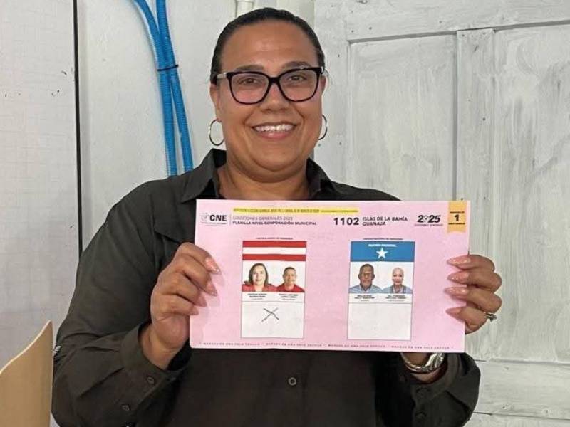 Kristen Sheray Borden Bush, candidata del Partido Liberal, asegura que ella es la nueva alcaldesa de Guanaja. Ella mostró el voto tras ejercer el sufragio. El CNE no ha oficializado los resultados.
