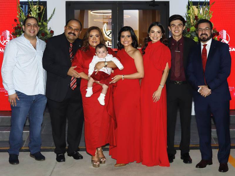 Familia Palada Barahona y el Apóstol German Ponce.