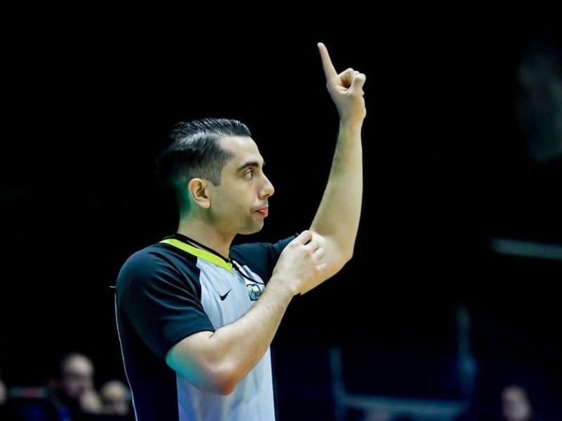 Orlando Varela dirigiendo un juego de baloncesto:.