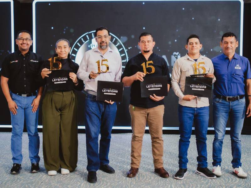 Con orgullo y satisfacción, los homenajeados mostraron sus reconocimientos por cumplir 15 años en Cervecería Hondureña.