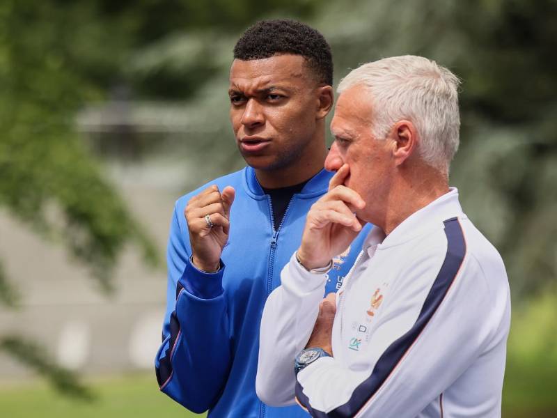 Deschamps conversando con Kylian Mbappé en uno de los entrenamientos de la selección de Francia.