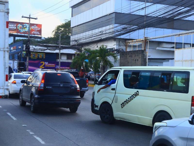 Microbuses diseñados para 12 pasajeros son readaptados para cargar hasta 20 personas.