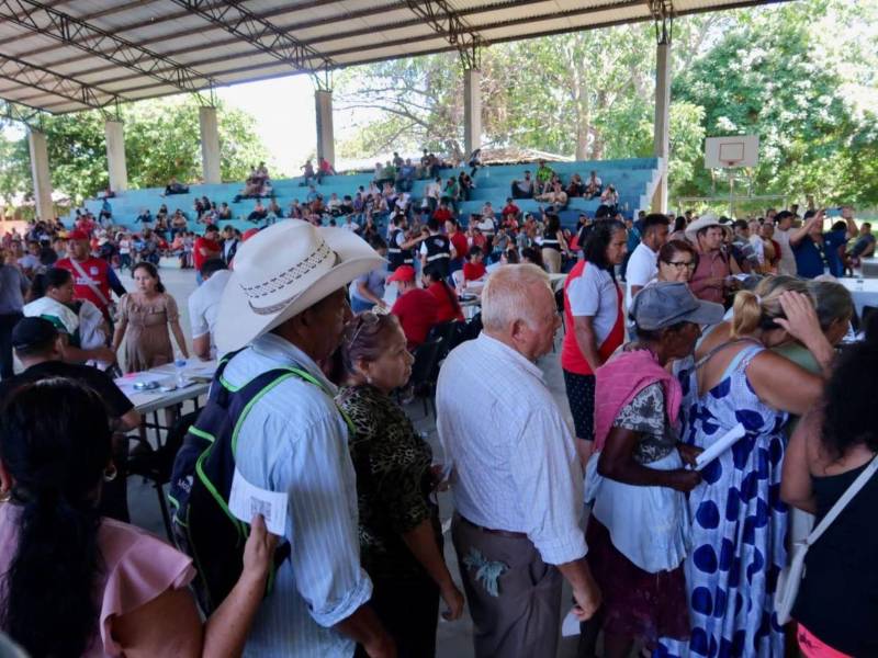 Los beneficiarios formaron largas filas para recibir el dinero.