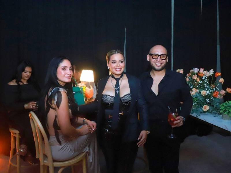 Sol Solsa acompañada de Claudia Escalón y Brandon Rubio.