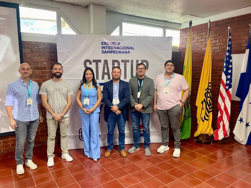 Panel distinguido de jueces invitados: Lic. Nicolas Kafati, Licda.Tania Martinez, Ing.Ariel Reyes, Ing. Jorge Larach y el Ing. Marco Velásquez