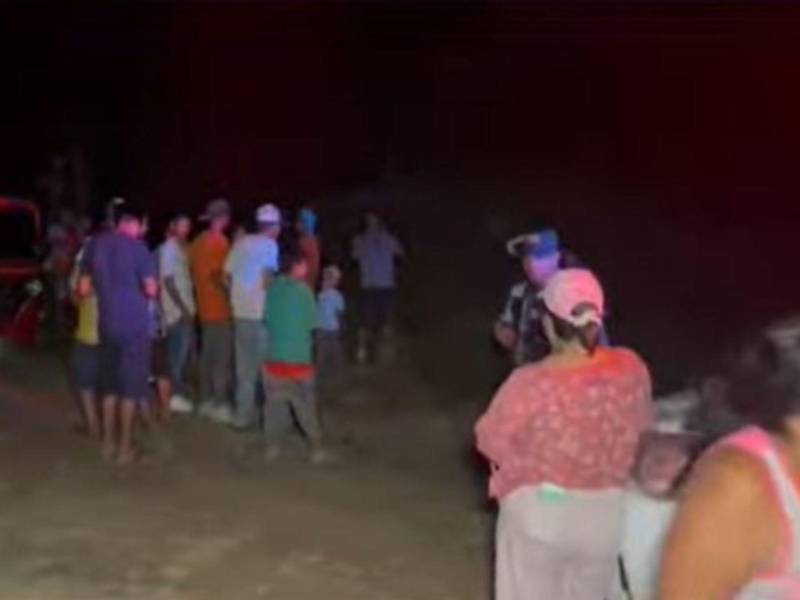 Familiares y vecinos llegaron al lugar donde fue hallada Gladis Yaqueline López.