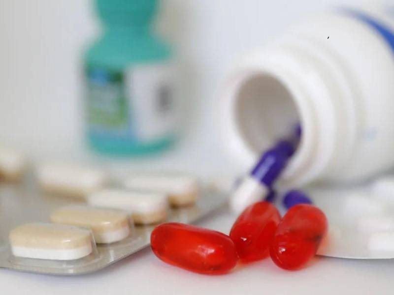 Fotografía ilustrativa de varios medicamentos.