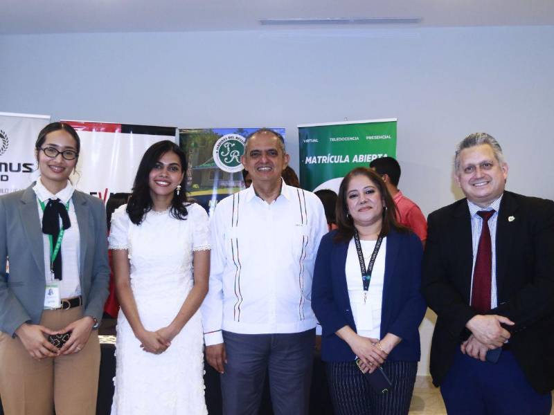 Autoridades académicas y mercadeo de UTH, junto a los ejecutivos de Grupo Incosa.