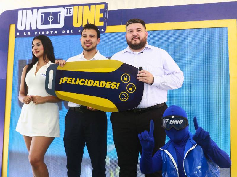 Eduardo Idiáquez entregó al ganador Dennis Johan Orellana Ruiz la llave del vehículo Nissan Magnite Advance, el primer automóvil de la promoción UNO te une a la fiesta del fútbol.