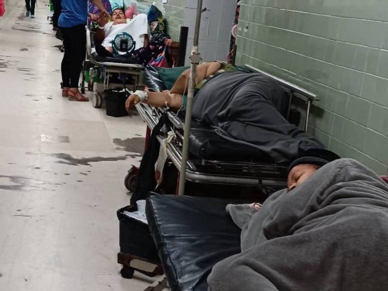 El director del hospital explicó que habilitaron la sala provisional para ubicar a los pacientes que anteriormente permanecían en los pasillos.