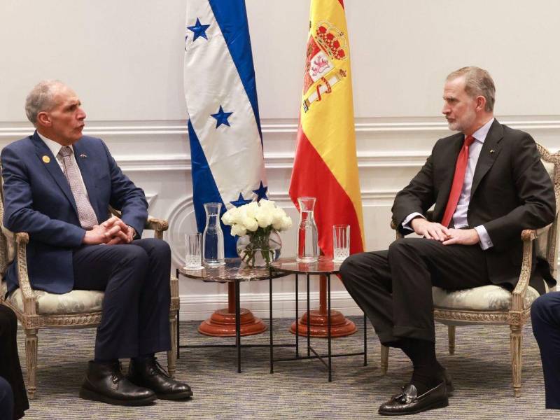 El presidente de la República, Nasry Asfura, y el Rey Felipe VI de España durante su encuentro.