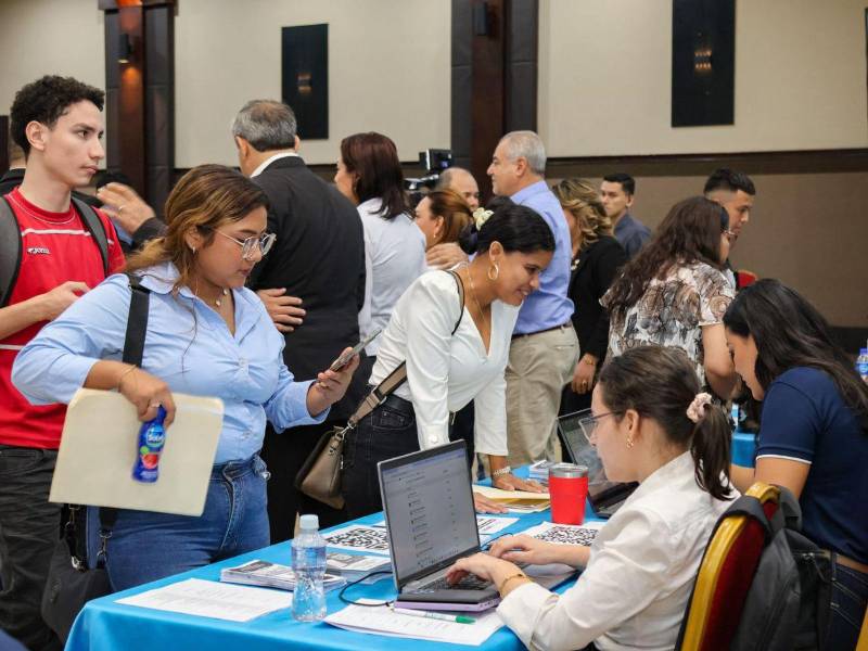 Cientos de sampedranos acudieron a la feria de empleo desde tempranas horas.