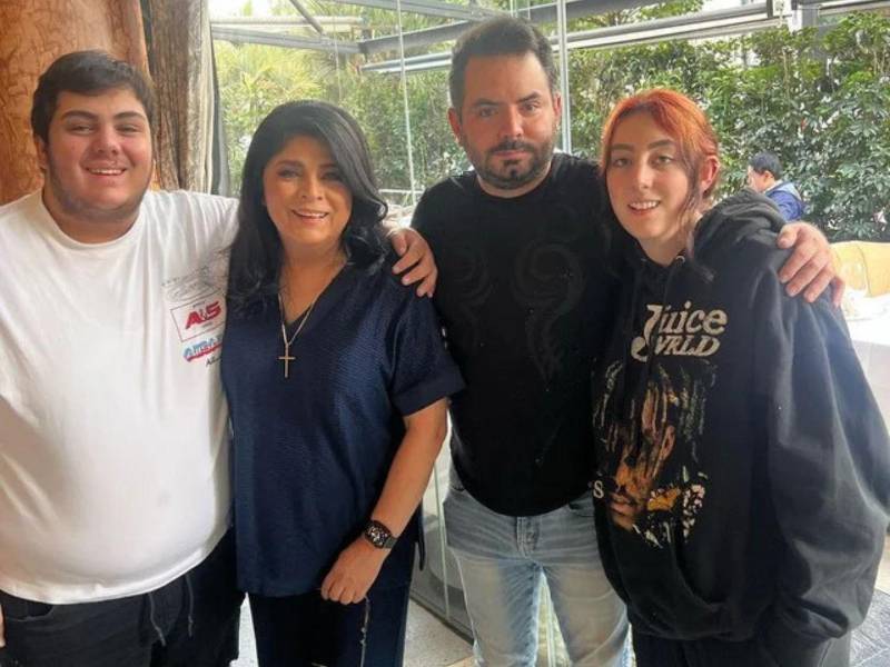 Victoria Ruffo junto a sus tres hijos Anuar Fayad, José Eduaro Derbez y Vicky Fayad
