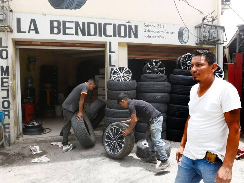 Ariel Umanzor Triminio aprendió el oficio a los 14 años y ahora, cuando tiene 33, es propietario de Llantera La Bendición de Dios, situada en la avenida Circunvalación de San Pedro Sula.