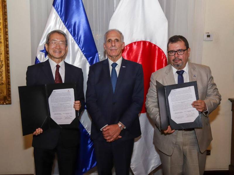El presidente Nasry Asfura, junto a Moisés Molina, titular de la Secretaría de Agricultura y Ganadería, y Kazuhiro Nakai, embajador de Japón en Honduras.