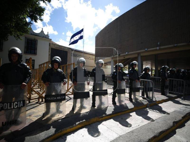 La seguridad alrededor del Congreso Nacional de Honduras se intensificó este lunes en preparación para la sesión solemne de toma de posesión de Nasry Asfura, que se llevará a cabo mañana martes a las 8:40 am. Estas son las imágenes.