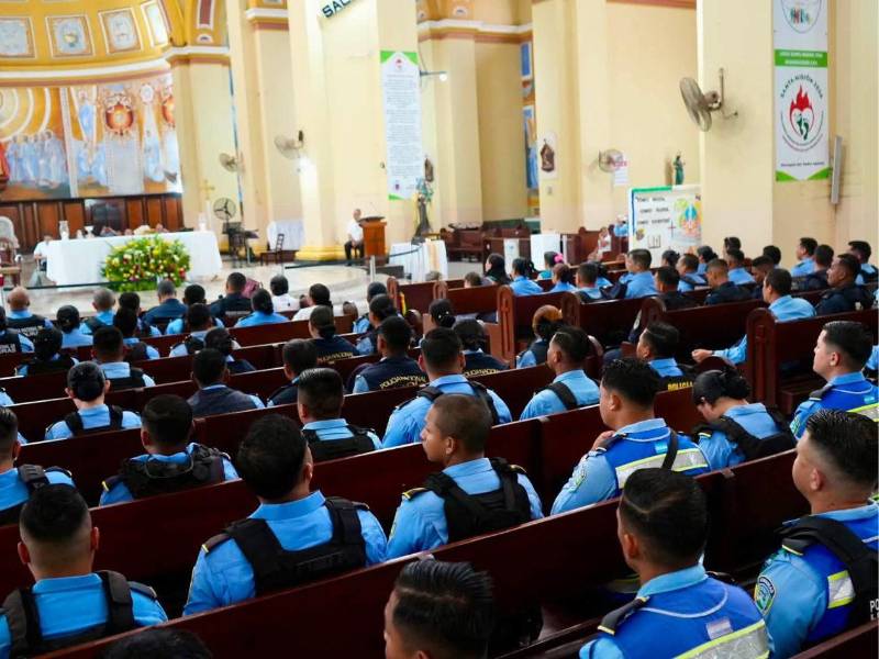 Durante la ceremonia religiosa, la Policía Nacional reafirmó su compromiso con la paz, el servicio a la ciudadanía y el fortalecimiento de los valores espirituales.