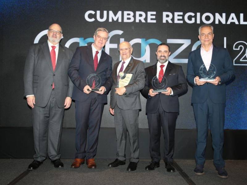 Manuel Dávila, vicepresidente ejecutivo de Banco Atlántida, recibió en Guatemala el reconocimiento para Grupo Financiero Atlántida, organizada por la revista Estrategia y Negocios.
