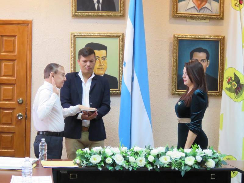 La gobernadora de Comayagua, Ana Julia Flores, juramentó al alcalde Carlos Miranda.