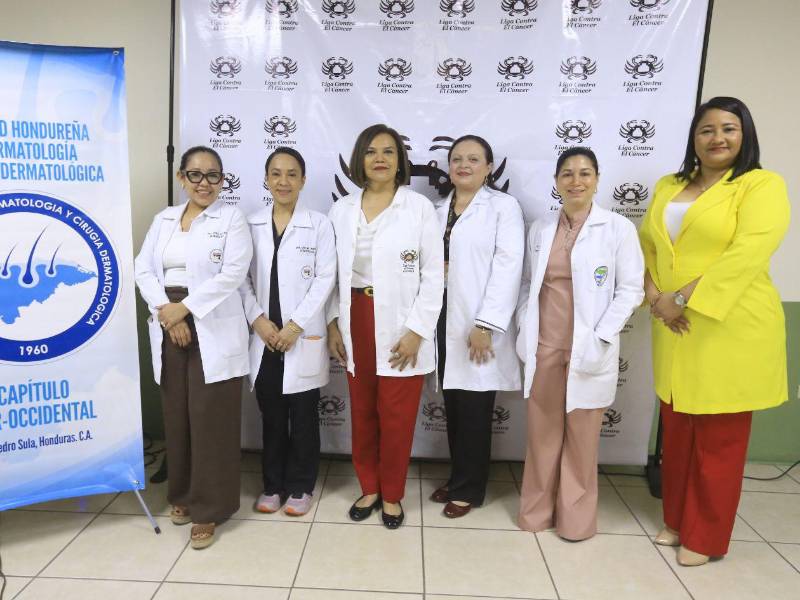 Especialistas de la Sociedad Hondureña de Dermatología junto a la presidenta de la Liga Contra el Cáncer, Claudia Alfaro, durante la inauguración de la jornada.