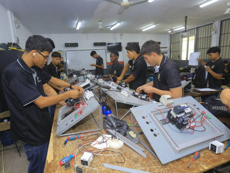 Estudiantes de Bachillerato Técnico Profesional en Electricidad reciben clases en uno de los laboratorios.