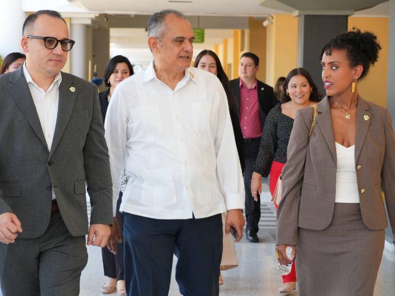 El doctor Diego Chacón, vicerrector de Vinculación, y el rector general de UTH, Javier Mejía, junto a la representante de la Embajada de los EEUU, Hermila Yifter.