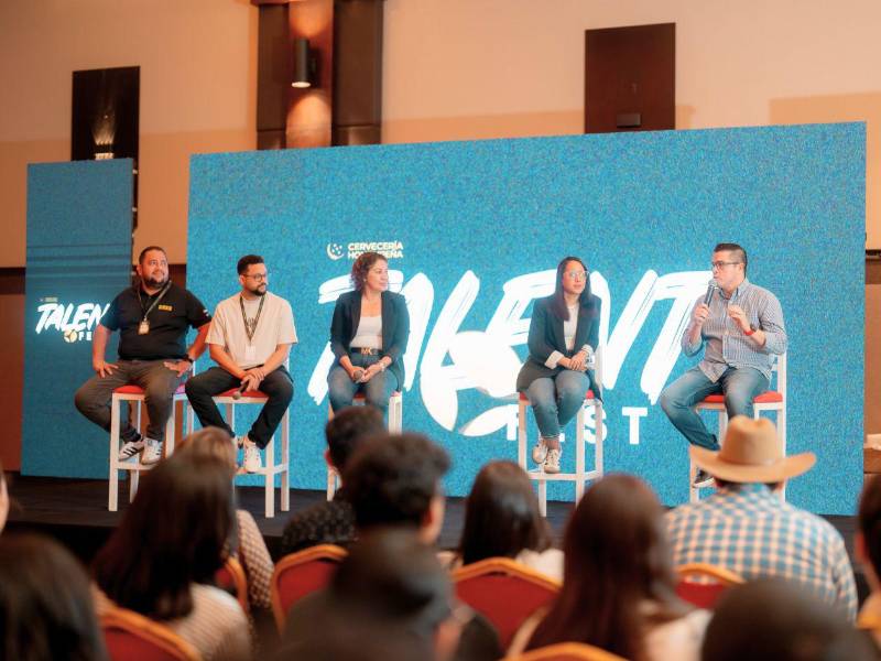 Panel de Cervecería Hondureña en franco diálogo con los jóvenes participantes del Talent Fest.