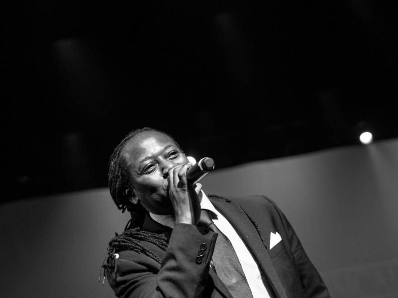 Aurelio Martínez Suazo fue un máximo exponente de la música garífuna. Su legado marca un hito en la música hondureña y en el corazón de quienes lo admiraron. Nuestro compatriota no solo tenía talento como percusionista, bailarín y guitarrista, sino que también era un magnífico compositor.