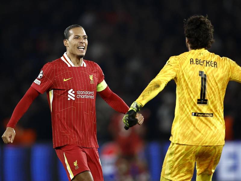 Virgil van Dijk y el portero Alisson Becker, celebrando la victoria del Liverpool al final del partido en el Parque de los Príncipes.