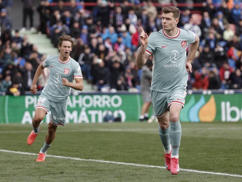 El delantero noruego Alexander Sorloth celebra su gol contra el Getafe que puso a ganar al Atlético de Madrid.