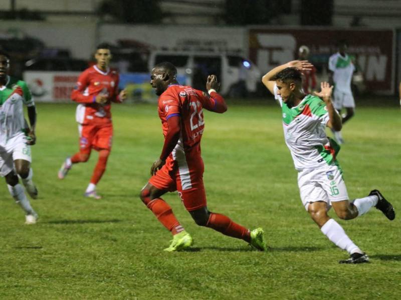 Jugadores del Estrella Roja realizando calentamiento.