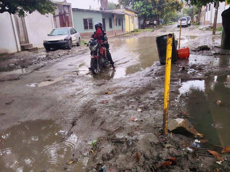 La situación se agrava porque frente a la escuela se forma una poza de gran tamaño, cuando los vehículos pasan, el agua sucia se introduce hasta el interior del plantel educativo.