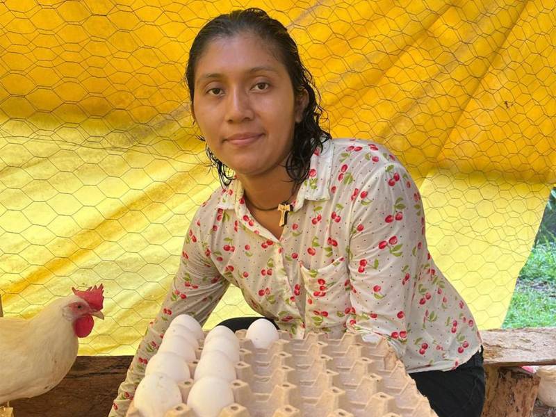 Mujeres de comunidades rurales participan activamente en procesos de restauración forestal y manejo sostenible de sus medios de vida.