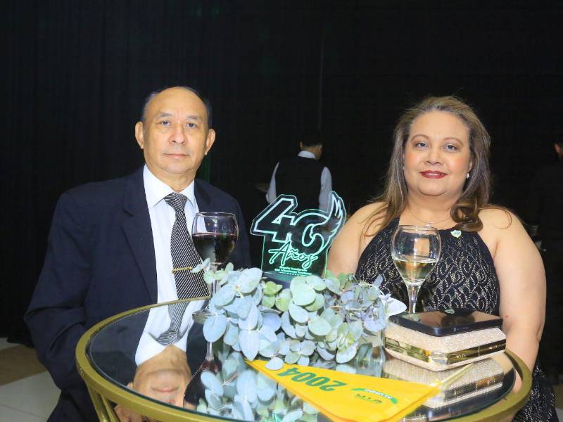 Graduados de la promoción 2004 festejaron los logros profesionales alcanzados.