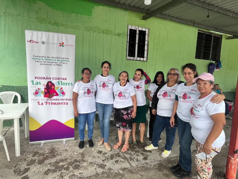 Plantón en la Residencial Cerro Verde, en el marco de la campaña de sensibilización contra la violencia de género hacia las mujeres, la cual se denominó Podrán cortar las flores, pero no podrán detener la primavera, una frase célebre del poeta chileno Pablo Neruda.