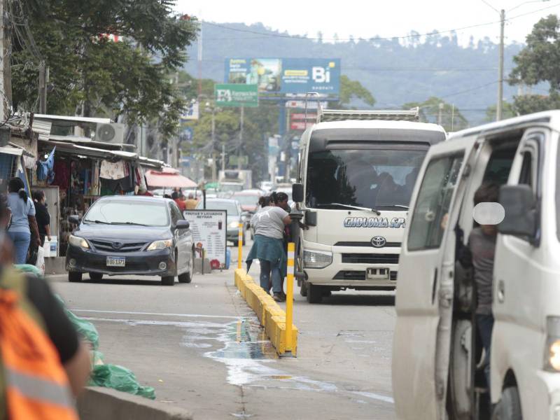 La falta de educación vial, especialmente de buses y taxis que se estacionan frente al IHSS, agrava el congestionamiento.